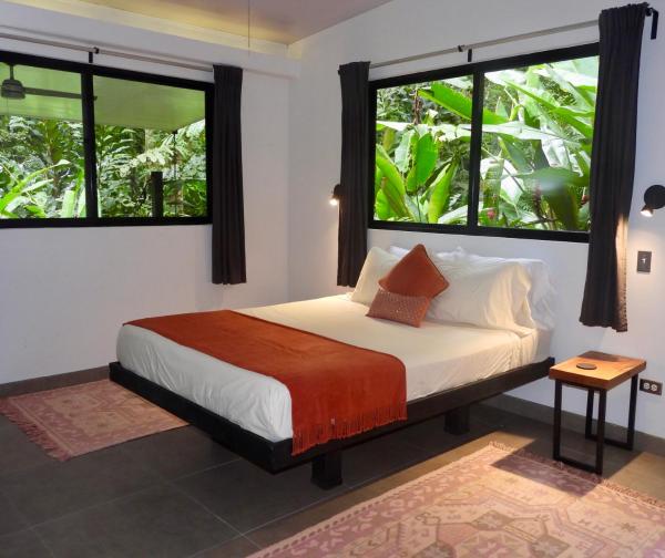 The photo shows the Colibri Jungle Casita located in the city of Hatillo.
