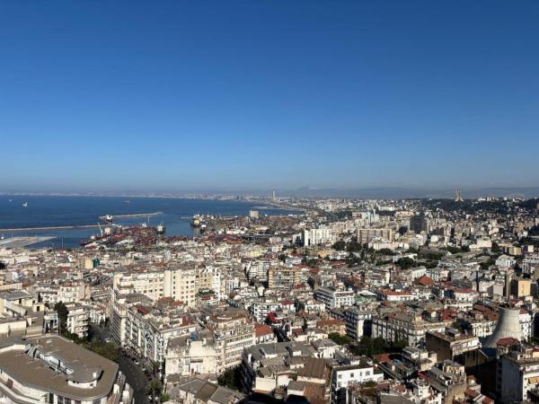 A la foto es mostra l'objecte Duplex Charmant avec vue imprenable situat a la ciutat de LʼAgha.