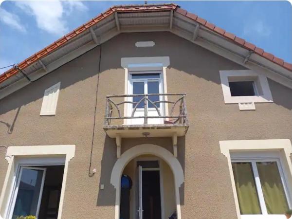 Na fotografii je vidět objekt Grande maison de bourg nacházející se ve městě Ménestérol.