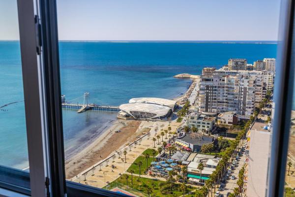 A la foto es mostra l'objecte Stylish Sky Apartment Romantic Sea & City View situat a la ciutat de Durrës.