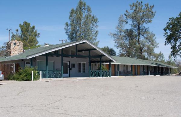 A la foto es mostra l'objecte Black Hawk Lodge situat a la ciutat de Coarsegold.