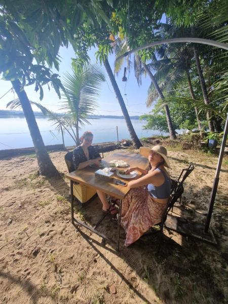 Na fotografii je vidět objekt Green Island Homestay Riverside nacházející se ve městě Chāliyār.