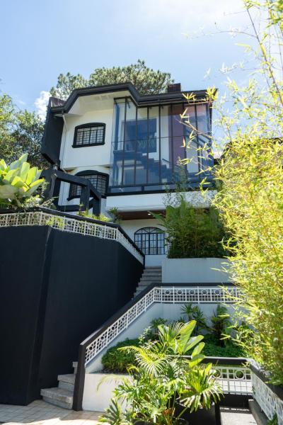 A la foto es mostra l'objecte Glass House in Baguio situat a la ciutat de Sampong.