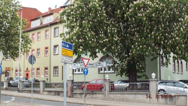 На фото показан объект Hotel Pension zur Tanne, расположенный в городе Цвиккау.