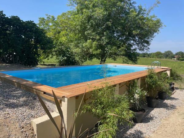 Na zdjęciu widoczny jest obiekt Maison de campagne / piscine privée położony w mieście Dévillac.