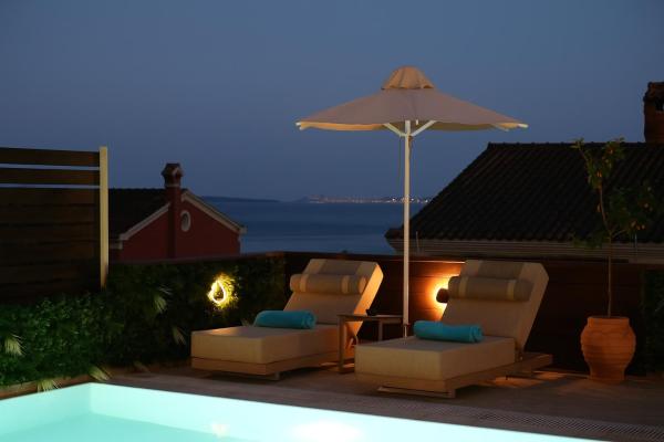 På billedet ses objektet Corfelia Seaview Suites beliggende i byen Pyrgi.