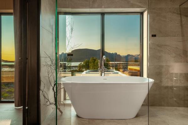 På billedet ses objektet NEW - Seafront Luxury Villa near Henningsvær beliggende i byen Kleppstad.