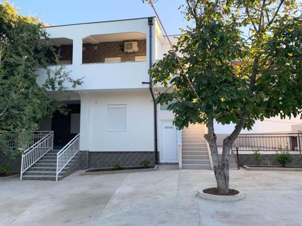 A la foto es mostra l'objecte Apartmani Sutomore welcome situat a la ciutat de Zgrada.