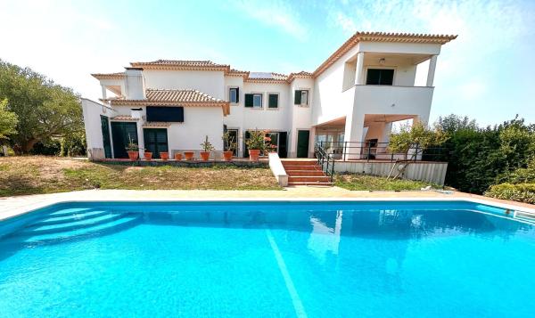 Kuvassa näkyy kohde Family Villa with Pool & Huge Garden - Arrábida Trails & Beaches Nearby, joka sijaitsee kaupungissa Setúbal.