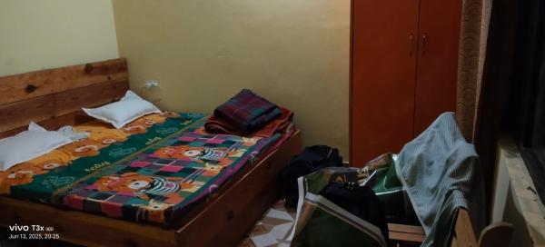 A la foto es mostra l'objecte aashirwad homestay situat a la ciutat de Bhowāli.