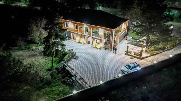 På billedet ses objektet Villa Asureti beliggende i byen Daghetʼkhachʼini.