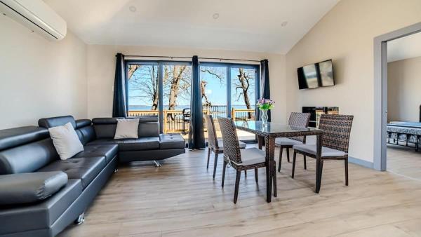 A la foto es mostra l'objecte 2-bedroom Lake Front Cottage in Harwood ON #4 situat a la ciutat de Harwood.