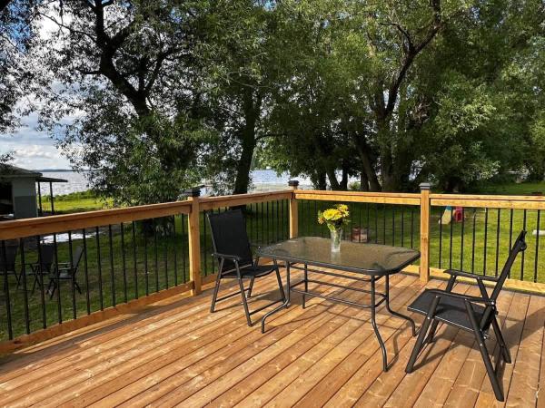 A la foto es mostra l'objecte 2-bedroom Lake Front Cottage in Harwood ON #7 situat a la ciutat de Harwood.