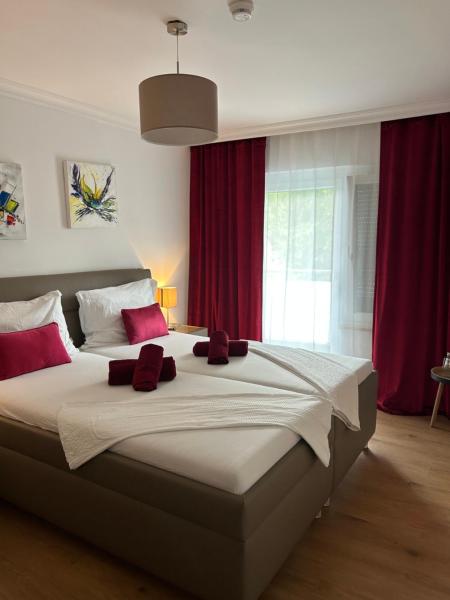 The photo shows the Marco Polo Hotel located in the city of Wasserhofen.