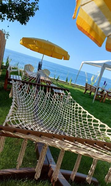 A la foto es mostra l'objecte Seafront Apartment by the sea and with a beach and with big garden situat a la ciutat de Paçva.