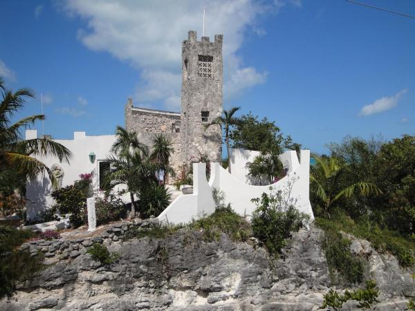 Na foto é possível ver o objeto Castle MacMillan Hughes localizado na cidade de Tarpum Bay.