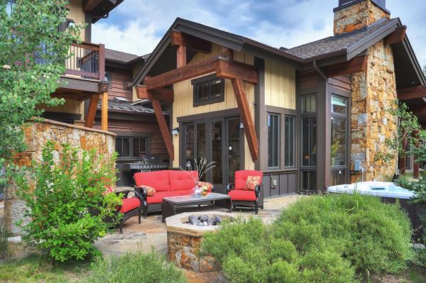 Na zdjęciu widoczny jest obiekt Lone Star Lodge Townhouse położony w mieście Gold Hill.