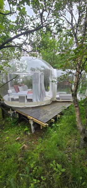 La photo montre l'objet Eyja Mork - Aurora Igloo with shared Hot Tub, BBQ and kitchen - B2 situé dans la ville de Stora Mork.