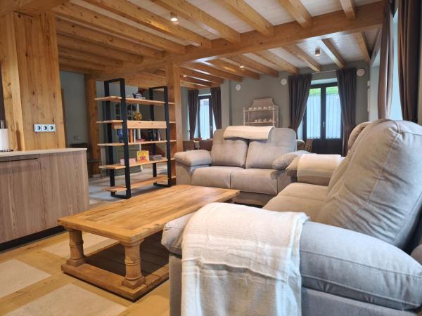 A la foto es mostra l'objecte La Casa de La Villa by Casas de Los Picos situat a la ciutat de Panes.