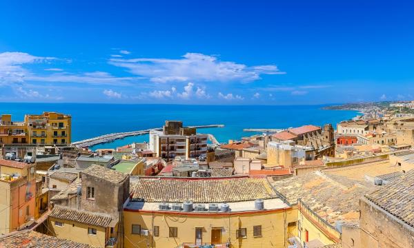 På billedet ses objektet Room Castel Perollo by Biddizzi Rari - Camera Blu, Rosa e Verde - in Centro Storico di Sciacca beliggende i byen Sciacca.