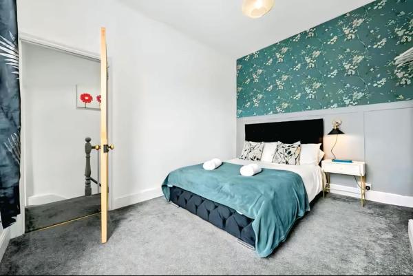 Na fotografii je vidět objekt Spacious and Stylish 3 Bedroom Stay for 5 with Free WiFi, Parking and 10 Percent Off in Far Cotton Northampton nacházející se ve městě Dallington.