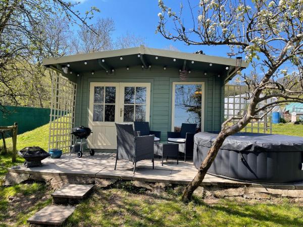 På billedet ses objektet Lodge with HotTub-Garden-PetsOK-Bbq-MountainViews beliggende i byen Scethrog.