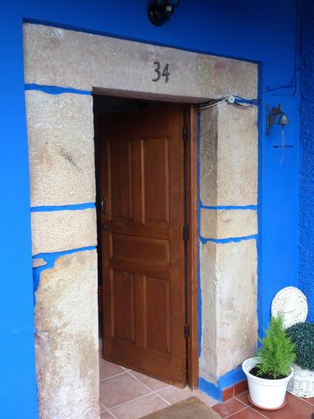 Na fotografii je vidět objekt La casita azul entre playas y montañas nacházející se ve městě Colunga.