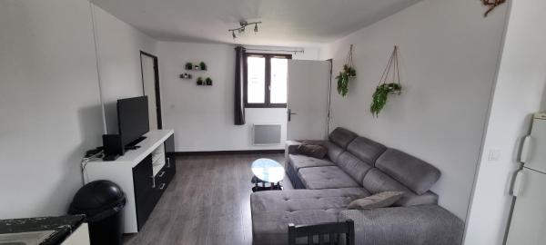A la foto es mostra l'objecte Maison avec jardin et garage situat a la ciutat de Châteauroux.