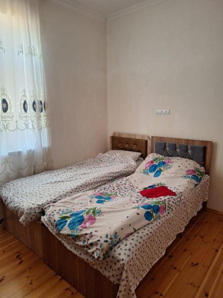 A la foto es mostra l'objecte Qamarvan village house situat a la ciutat de Qǝmǝrvan.