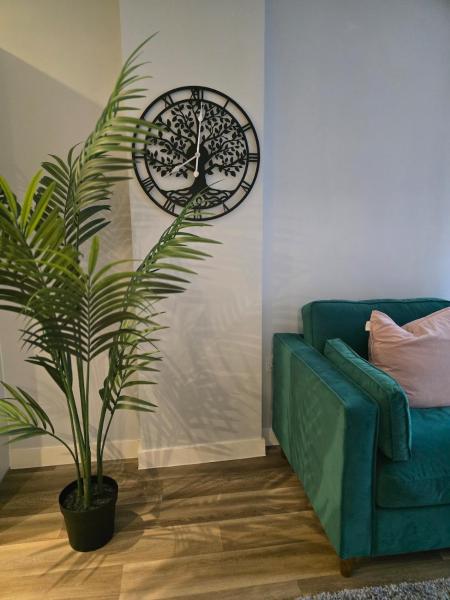 Contemporary 2-bedroom apartment with free gated parking, 2 bathrooms - for families, contractors, travellers for business and leisure, Birmingham