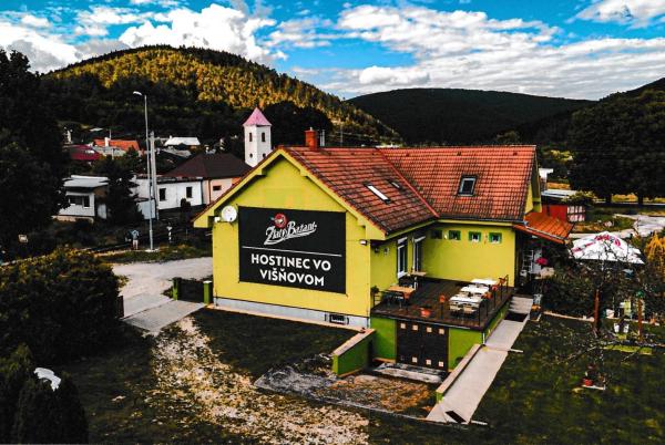 Na zdjęciu widoczny jest obiekt Hostinec vo Višňovom położony w mieście Čachtice.