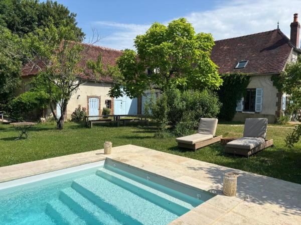 La photo montre l'objet Charmante maison Bourguignonne - Piscine & jacuzzi - Le Clos Particulier ex La Cotriade - Percey situé dans la ville de Chéu.