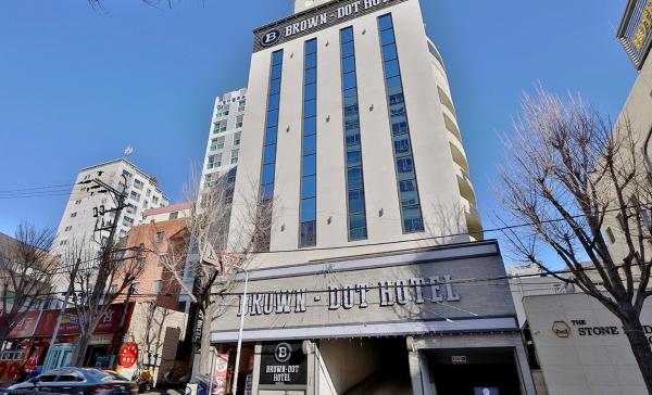 Na zdjęciu widoczny jest obiekt Brown Dot Hotel Minam położony w mieście Onch'ŏn-il-tong.