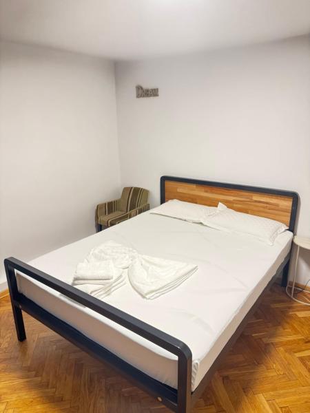 Na fotografii je vidět objekt DreamPlace Airport & Therme Smart Studio A Free Parking nacházející se ve městě Otopeni.