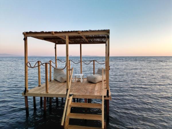 Na fotografii je vidět objekt Beachfront 2Br Garden Bbq SeaView QuietRetreat nacházející se ve městě Galatás.