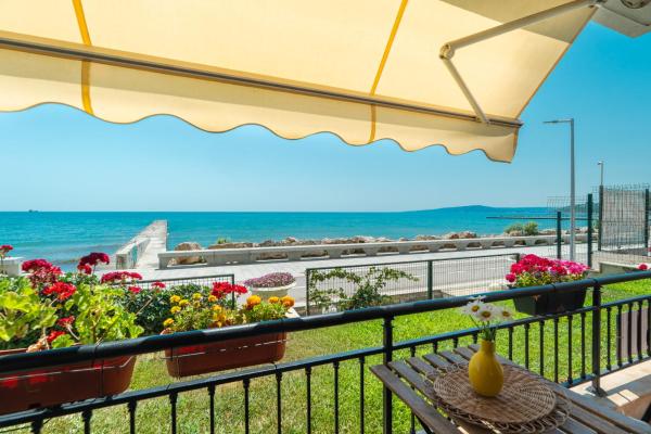 A la foto es mostra l'objecte Apartments Poemia- sea view, Free Parking, complex Carpe Diem situat a la ciutat de Balchik.