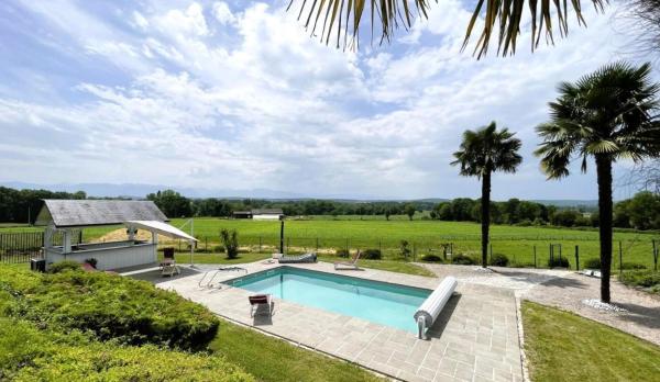 A la foto es mostra l'objecte Ando situat a la ciutat de Arrien.