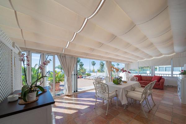 Na fotografii je vidět objekt Apartamento amplio en primera linea playa Burriana , terraza grande con vistas al mar nacházející se ve městě Nerja.