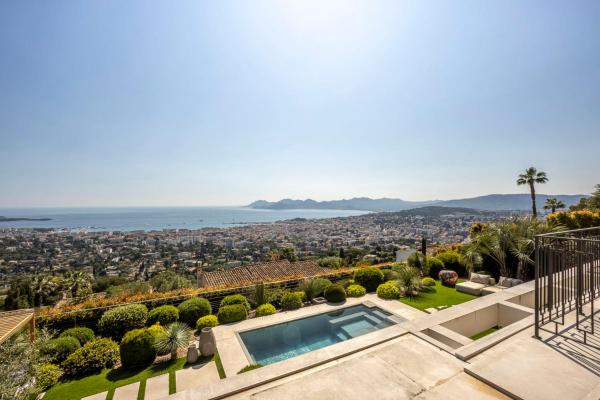 På billedet ses objektet REF 2176 - Cannes -Villa panoramic sea view beliggende i byen Cannes.