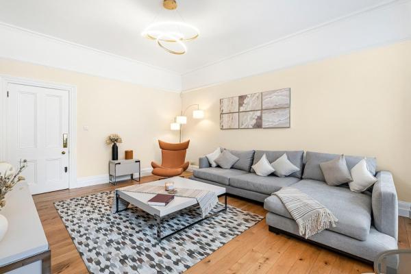 4-Bed Luxury Apt In High Street Kensington- Zone 1, London