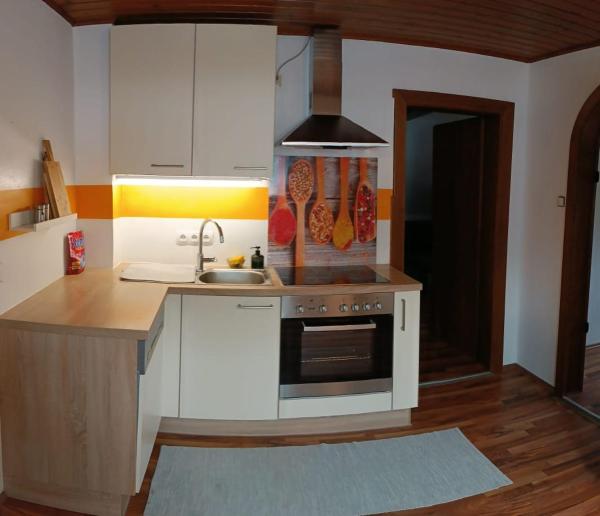 På billedet ses objektet P Holding Apartments beliggende i byen Proleb.