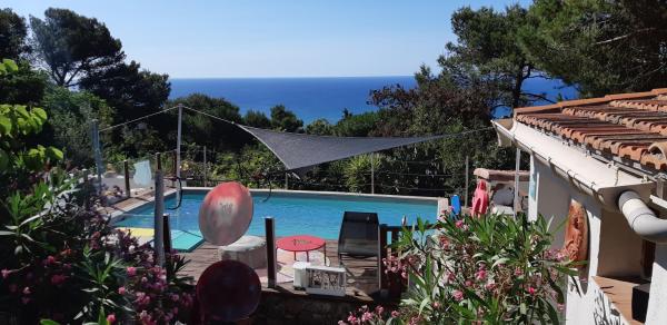 A la foto es mostra l'objecte HAUT DE VILLA au MONT ST CLAIR VUE EXCEPTIONNELLE MER et FORÊT terrasses, piscine, pétanque, solarium privés situat a la ciutat de Sète.
