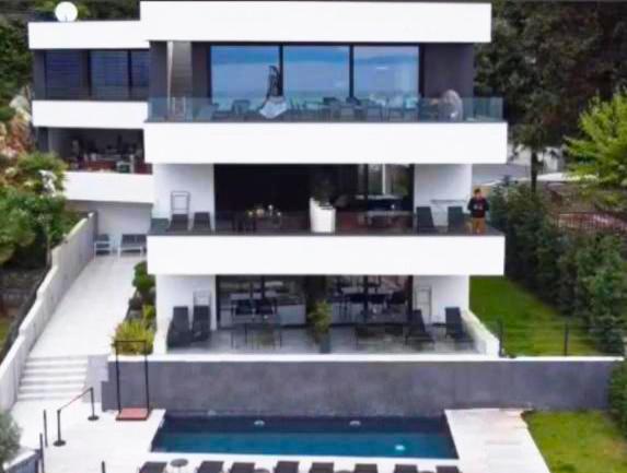 A la foto es mostra l'objecte Aparthotel Villa V with pool and parking situat a la ciutat de Rijeka.