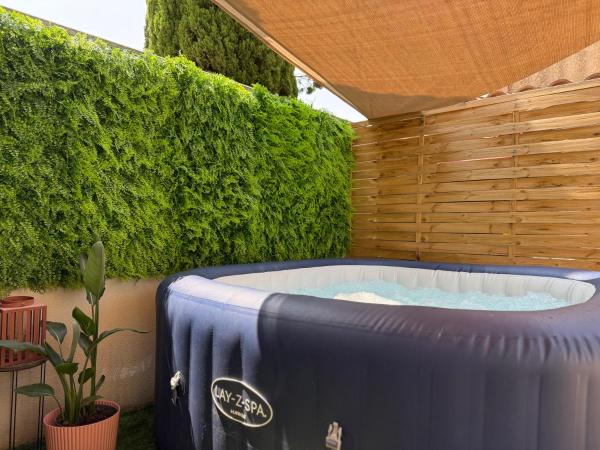 A la foto es mostra l'objecte Charmante Maison avec Jacuzzi et Parking situat a la ciutat de Lignan-sur-Orb.