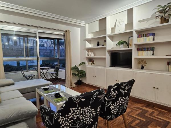 A la foto es mostra l'objecte Camelias situat a la ciutat de Vigo.