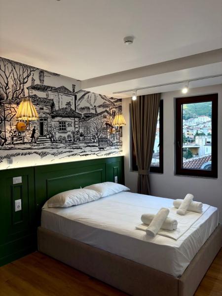 A la foto es mostra l'objecte Tomas Inn situat a la ciutat de Pogradec.