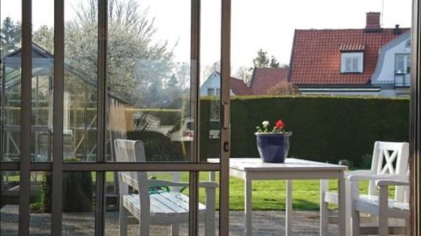 A la foto es mostra l'objecte Villa på Österlen situat a la ciutat de Borrby.