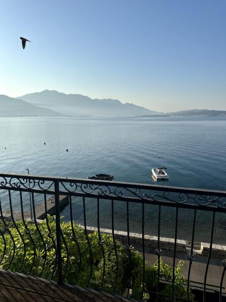 Na zdjęciu widoczny jest obiekt Casa Azzurra Bijela Montenegro położony w mieście Grabe.