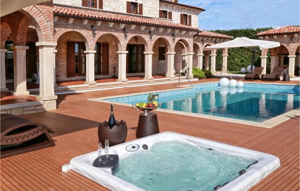 The photo shows the Villa Carolus Barat located in the city of Barat.