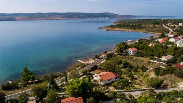 Na zdjęciu widoczny jest obiekt House Ana and Apartments in Seline Paklenica Riviera 26762 położony w mieście Knežević.